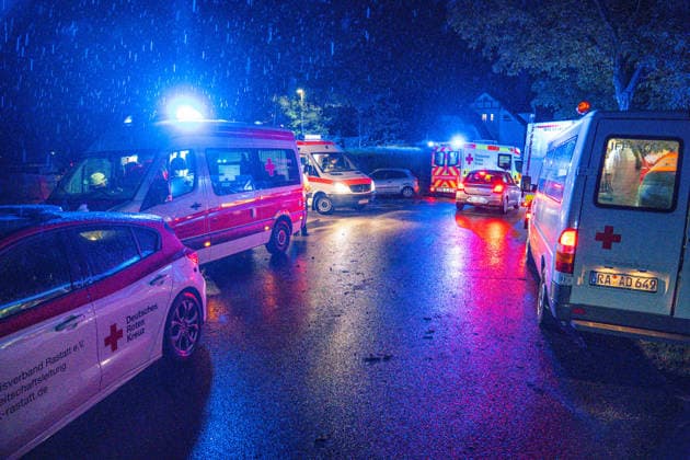 Mehrere Verletzte nach Blitzeinschlag auf Sportplatz in Rastatt: Blitz schlägt während schwerem Gewitter in Zeltplatz von Handballfest auf Sportplatz ein - neun Personen werden verletzt, eine davon schwer - Feuerwehr und Rettungskräfte rücken in der N Das schwere Gewitter in der Nacht zu Samstag hatte in Rastatt dramatische Folgen: Auf dem Sportplatz in Rastatt-Niederbühl ist es zu einem Blitzeinschlag auf dem Zeltplatz des dortigen Handballfestes gekommen. Zahlreiche Kinder und Erwachsene, die dort im Rahmen des Festes übernachteten, wurden von dem aufziehenden Unwetter überrascht. Nach ersten Erkenntnissen der Polizei schlug der Blitz direkt auf dem Zeltplatz ein. Dabei wurden insgesamt neun Menschen verletzt. Eine Person erlitt sc Copyright: xHenryxMungenastx xEinsatzReport24x