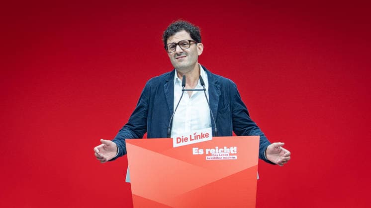 Luigi Pantisano, während seiner Bewerbungsrede vor seiner Wahl als Parteivorsitzender;Bundesparteitag Die Linke in Potsdam - Potsdamer Parteitag 2026, Potsdam Brandenburg Deutschland Metropolis-Halle *** Luigi Pantisano, during his campaign speech prior to his election as party chair at the federal party convention of Die Linke in Potsdam; 2026 Potsdam Party Convention, Potsdam, Brandenburg, Germany; Metropolis Halle,detected_source_language
