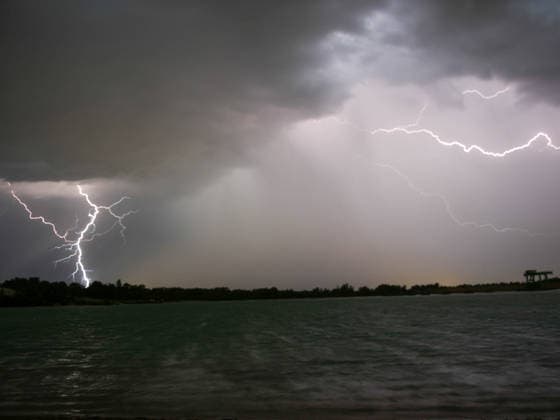 Heftiges Gewitter zieht über den Südwesten: Blitze zucken im Sekundentakt über Karlsruhe und erhellen den Nachthimmel - zahlreiche Blitzeinschläge waren zu verzeichnen - in Pforzheim muss die Feuerwehr zu einem Sturmschaden ausrücken Eine markante Gewitterfront zog in der Nacht auf Samstag über den Südwesten hinweg. In einem Streifen zwischen Rastatt, über Karlsruhe und Pforzheim, sorgte kräftiges Gewitter mit Starkregen und Sturmböen für Abkühlung. Besonders beeindruckend war dabei das intensive Gewitter. Zahlreiche spektakuläre Blitzeinschläge, gefolgt von heftigem Donnergrollen waren die Folge. Teilweise zuckten die Blitze im Sekundentakt am Nachthimmel. In Pforzheim knickte durch den Sturm ein Ast eines Baumes am Sonnenhof Copyright: xFabianxGeierx xEinsatzReport24x