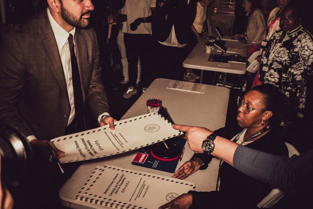 June 20, 2026, New York, New York, USA: New York City Mayor ZOHRAN MAMDANI is handed his early voting ballot at the Metropolitan Museum of Art on the Upper East Side for New York City s primary election on Tuesday. New York USA - ZUMAp287 20260620_znp_p287_003 Copyright: xFarhadxParsax