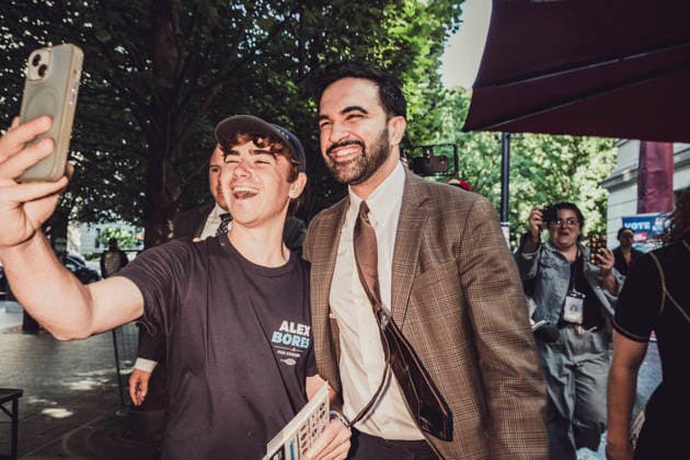 June 20, 2026, New York, New York, USA: New York City Mayor ZOHRAN MAMDANI allows for a selfie from a fan after he cast his early voting ballot at the Metropolitan Museum of Art on the Upper East Side for New York City s primary election on Tuesday. New York USA - ZUMAp287 20260620_znp_p287_005 Copyright: xFarhadxParsax