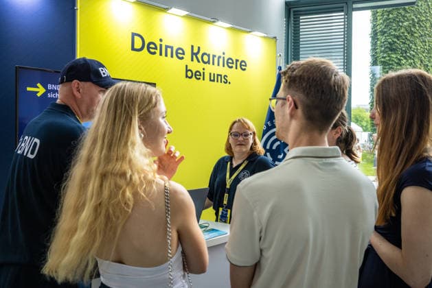 Tag der offenen Tür: Auf einen Blick hinter die Kulissen des Regierungsviertels. Deutschöand, Berlin am 20. Juni, 2026: Das Bundeskanzleramt öffnete seine Tore für Besucher, Familien und Bürger, die sich bei vielfältigen Angeboten über die Arbeit der Bundesregierung informierten. Der Bundesnachrichtendienst (BND) nutzte die Veranstaltung, um über Karrierewege zu informieren und neue Rekruten anzusprechen. *** Open House