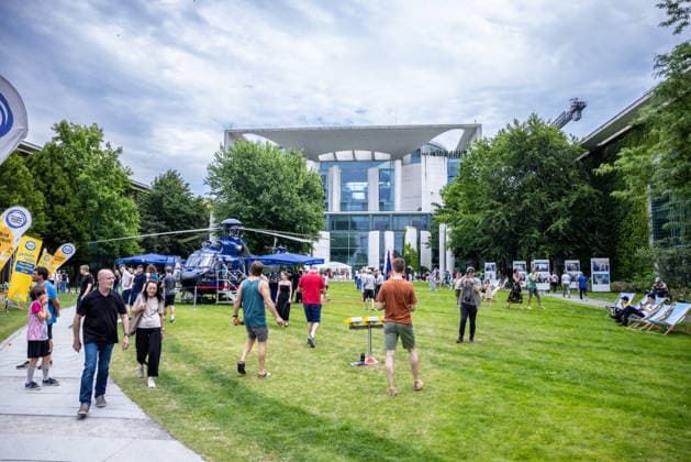 Tag der offenen Tür: Auf einen Blick hinter die Kulissen des Regierungsviertels. Deutschöand, Berlin am 20. Juni, 2026: Das Bundeskanzleramt öffnete seine Tore für Besucher, Familien und Bürger, die sich bei vielfältigen Angeboten über die Arbeit der Bundesregierung informierten. Auf der Grünfläche des Kanzleramtes stellt die Bundespolizei ihren Mehrzweckhubschrauber AÃ rospatiale AS 332 L1 Super Puma vor. *** Open House