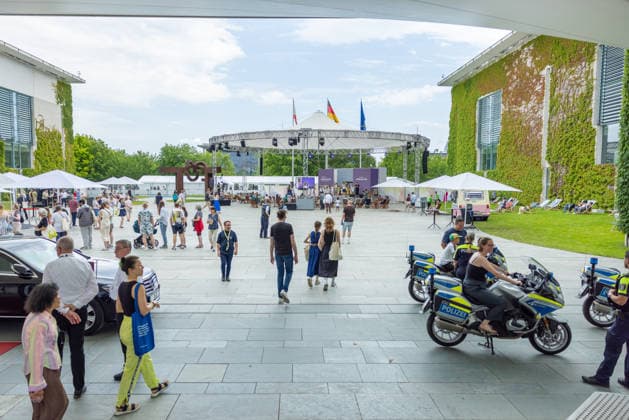 Tag der offenen Tür: Auf einen Blick hinter die Kulissen des Regierungsviertels. Deutschöand, Berlin am 20. Juni, 2026: Das Bundeskanzleramt öffnete seine Tore für Besucher, Familien und Bürger, die sich bei zahlreichen Angeboten über die Arbeit der Bundesregierung informierten etwa beim Bühnen‘ und Kinderprogramm im Hof des Kanzleramtes. *** Open House