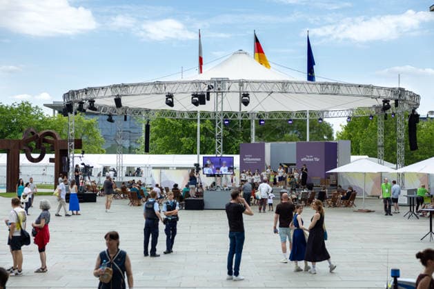 Tag der offenen Tür: Auf einen Blick hinter die Kulissen des Regierungsviertels. Deutschöand, Berlin am 20. Juni, 2026: Das Bundeskanzleramt öffnete seine Tore für Besucher, Familien und Bürger, die sich bei zahlreichen Angeboten über die Arbeit der Bundesregierung informierten etwa beim Bühnen‘ und Kinderprogramm im Hof des Kanzleramtes. *** Open House