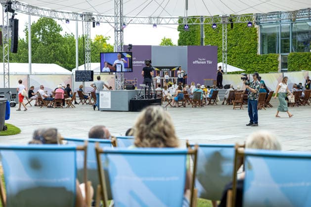 Tag der offenen Tür: Auf einen Blick hinter die Kulissen des Regierungsviertels. Deutschöand, Berlin am 20. Juni, 2026: Das Bundeskanzleramt öffnete seine Tore für Besucher, Familien und Bürger, die sich bei zahlreichen Angeboten über die Arbeit der Bundesregierung informierten etwa beim Bühnen‘ und Kinderprogramm im Hof des Kanzleramtes. *** Open House