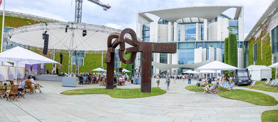 Tag der offenen Tür: Auf einen Blick hinter die Kulissen des Regierungsviertels. Deutschöand, Berlin am 20. Juni, 2026: Das Bundeskanzleramt öffnete seine Tore für Besucher, Familien und Bürger, die sich bei zahlreichen Angeboten über die Arbeit der Bundesregierung informierten etwa beim Bühnen‘ und Kinderprogramm im Hof des Kanzleramtes. *** Open House