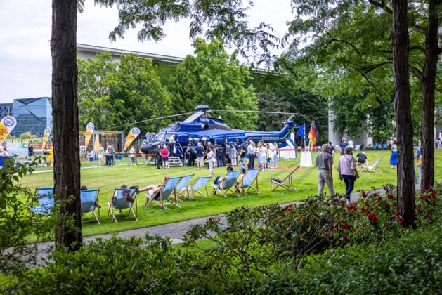 Tag der offenen Tür: Auf einen Blick hinter die Kulissen des Regierungsviertels. Deutschöand, Berlin am 20. Juni, 2026: Das Bundeskanzleramt öffnete seine Tore für Besucher, Familien und Bürger, die sich bei vielfältigen Angeboten über die Arbeit der Bundesregierung informierten. Auf der Grünfläche des Kanzleramtes stellt die Bundespolizei ihren Mehrzweckhubschrauber AÃ rospatiale AS 332 L1 Super Puma vor. *** Open House