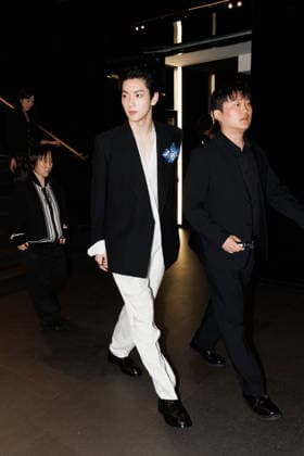 News - Dolce&Gabbana Spring 2027 Men s Collections Show - Celebrities MILAN, ITALY - JUNE 20, 2026: Soobin of Tomorrow X Together and a guest leave the Dolce&amp;Gabbana Men s Spring Summer 2027 collection runway show during the Milan Fashion Week Menswear in Milan, Italy. Photo: Cinzia Camela. Milan Metropol Italy Copyright: xCinziaxCamelax xLiveMediax LPN_2529192