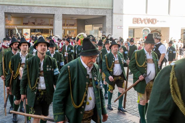 Muenchen Brauertag auf dem Marienplatz, die Gebirgsschuetzenkompanie Miesbach-Parsberg-Wies beim Einzug in den Alten Peter *** Munich Brewers Day on Marienplatz; the Miesbach-Parsberg-Wies Mountain Rifle Company during its procession into the Alter Peter,detected_source_language