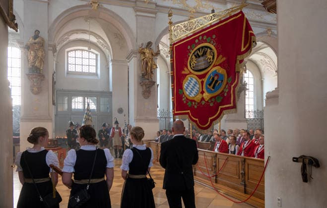 Muenchen Brauertag auf dem Marienplatz, die Zunftfahne der Brauer und Maelzer im Alten Peter *** Munich Brewers Day on Marienplatz; the guild flag of the brewers and maltsters at the Alter Peter,detected_source_language