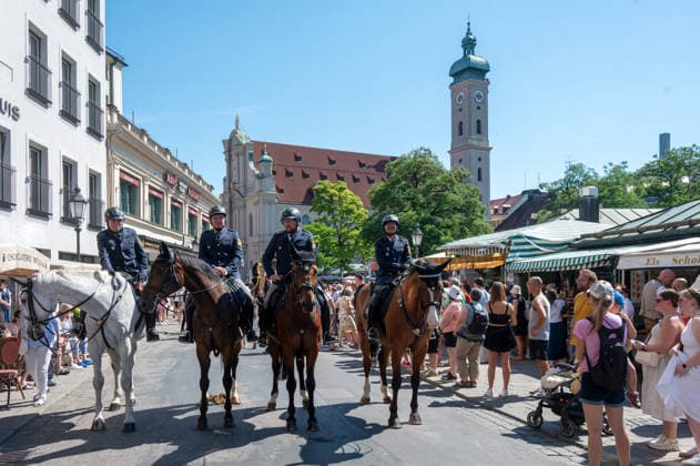 Muenchen Brauertag auf dem Marienplatz, die Polizei zu Pferde vor dem Einzug in den Alten Peter *** Munich Brewers Day on Marienplatz; police on horseback before entering the Alter Peter,detected_source_language
