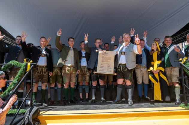 Muenchen, beim Brauertag auf dem Marienplatz, nach der Freisprechung verpflichten sich die Brauer gemeinsam mit den Brauereichefs leisten sie den historischen Preueid von 1487 *** Munich, at the Brewers Day on Marienplatz; after the ceremony, the brewers, together with the brewery managers, take the historic oath of 1487.,detected_source_language