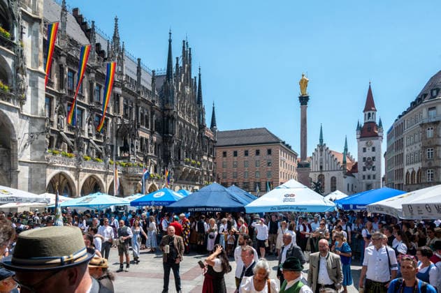 Muenchen, beim Brauertag auf dem Marienplatz, gut besucht die Veranstaltung mit Freibier *** Munich, at the Brewers Day on Marienplatz—the event, featuring free beer, drew a large crowd,detected_source_language