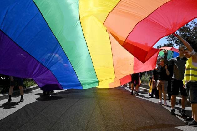 Teilnehmende tragen beim Christopher Street Day (CSD) in Ulm und Neu-Ulm eine ueber 100 Meter lange und 4,2 Meter breite Regenbogenfahne (Foto vom 20.06.2026). Die Veranstalter bezeichnen sie als die groesste Regenbogenfahne Deutschlands. Der CSD steht in diesem Jahr unter dem Motto Von Ufer zu Ufer: Wir halten zusammen! und findet zum 15. Mal statt. EDITORIAL USE ONLY *** Participants at Christopher Street Day (CSD) in Ulm and Neu Ulm are carrying a rainbow flag over 100 meters long and 4.2-meter-wide rainbow flag. Photo taken on June 20, 2026. The organizers describe it as Germany’s largest rainbow flag. This year’s CSD is themed From Shore to Shore Copyright: epd-bild ThomasxHeckmann 1 - Kopieren