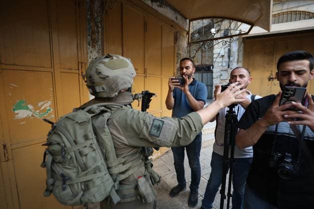 Israeli Soldiers Obstruct Journalists Covering Settler Tour in Hebron HEBRON, WEST BANK JUNE 20, 2026: Israeli soldiers obstruct journalists and activists documenting a tour by Israeli settlers in the Old City of Hebron. The tour took place under the protection of Israeli forces amid heightened security measures and restrictions in the area. Hebron Palestine, State of Copyright: x xMosabxshawerx xJNAxPressx