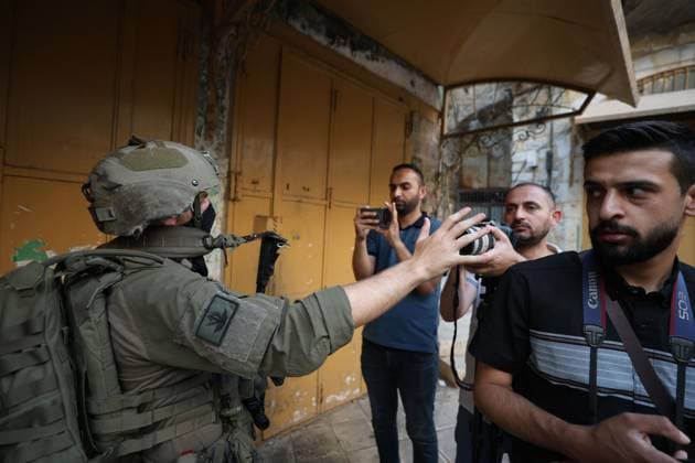Israeli Soldiers Obstruct Journalists Covering Settler Tour in Hebron HEBRON, WEST BANK JUNE 20, 2026: Israeli soldiers obstruct journalists and activists documenting a tour by Israeli settlers in the Old City of Hebron. The tour took place under the protection of Israeli forces amid heightened security measures and restrictions in the area. Hebron Palestine, State of Copyright: x xMosabxshawerx xJNAxPressx