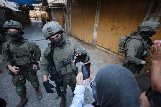 Israeli Soldiers Obstruct Journalists Covering Settler Tour in Hebron HEBRON, WEST BANK JUNE 20, 2026: Israeli soldiers obstruct journalists and activists documenting a tour by Israeli settlers in the Old City of Hebron. The tour took place under the protection of Israeli forces amid heightened security measures and restrictions in the area. Hebron Palestine, State of Copyright: x xMosabxshawerx xJNAxPressx