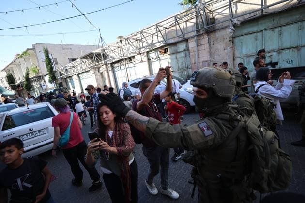 Israeli Soldiers Obstruct Journalists Covering Settler Tour in Hebron HEBRON, WEST BANK JUNE 20, 2026: Israeli soldiers obstruct journalists and activists documenting a tour by Israeli settlers in the Old City of Hebron. The tour took place under the protection of Israeli forces amid heightened security measures and restrictions in the area. Hebron Palestine, State of Copyright: x xMosabxshawerx xJNAxPressx