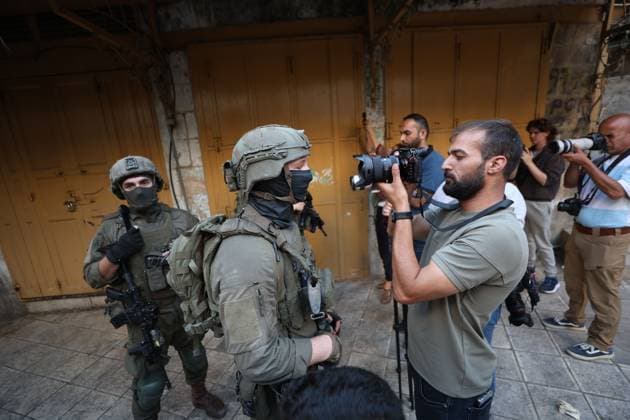 Israeli Soldiers Obstruct Journalists Covering Settler Tour in Hebron HEBRON, WEST BANK JUNE 20, 2026: Israeli soldiers obstruct journalists and activists documenting a tour by Israeli settlers in the Old City of Hebron. The tour took place under the protection of Israeli forces amid heightened security measures and restrictions in the area. Hebron Palestine, State of Copyright: x xMosabxshawerx xJNAxPressx