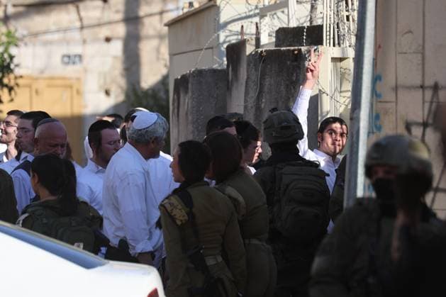 Israeli Soldiers Obstruct Journalists Covering Settler Tour in Hebron HEBRON, WEST BANK JUNE 20, 2026: Israeli soldiers obstruct journalists and activists documenting a tour by Israeli settlers in the Old City of Hebron. The tour took place under the protection of Israeli forces amid heightened security measures and restrictions in the area. Hebron Palestine, State of Copyright: x xMosabxshawerx xJNAxPressx