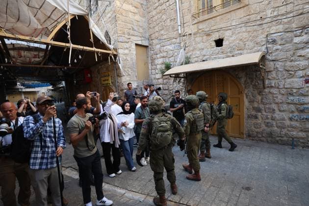 Israeli Soldiers Obstruct Journalists Covering Settler Tour in Hebron HEBRON, WEST BANK JUNE 20, 2026: Israeli soldiers obstruct journalists and activists documenting a tour by Israeli settlers in the Old City of Hebron. The tour took place under the protection of Israeli forces amid heightened security measures and restrictions in the area. Hebron Palestine, State of Copyright: x xMosabxshawerx xJNAxPressx