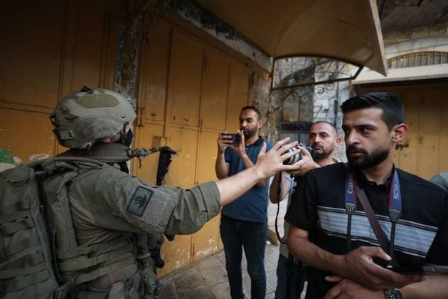 Israeli Soldiers Obstruct Journalists Covering Settler Tour in Hebron HEBRON, WEST BANK JUNE 20, 2026: Israeli soldiers obstruct journalists and activists documenting a tour by Israeli settlers in the Old City of Hebron. The tour took place under the protection of Israeli forces amid heightened security measures and restrictions in the area. Hebron Palestine, State of Copyright: x xMosabxshawerx xJNAxPressx