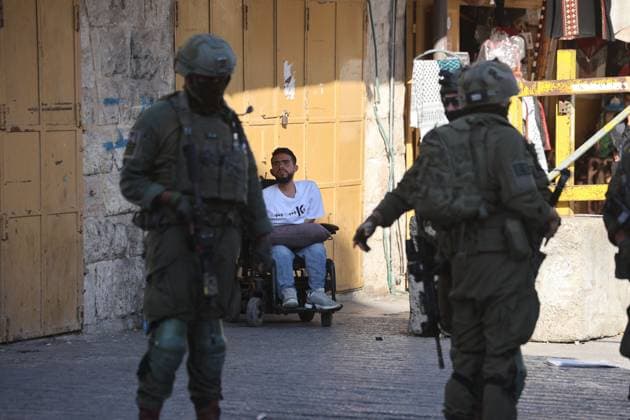 Israeli Soldiers Obstruct Journalists Covering Settler Tour in Hebron HEBRON, WEST BANK JUNE 20, 2026: Israeli soldiers obstruct journalists and activists documenting a tour by Israeli settlers in the Old City of Hebron. The tour took place under the protection of Israeli forces amid heightened security measures and restrictions in the area. Hebron Palestine, State of Copyright: x xMosabxshawerx xJNAxPressx