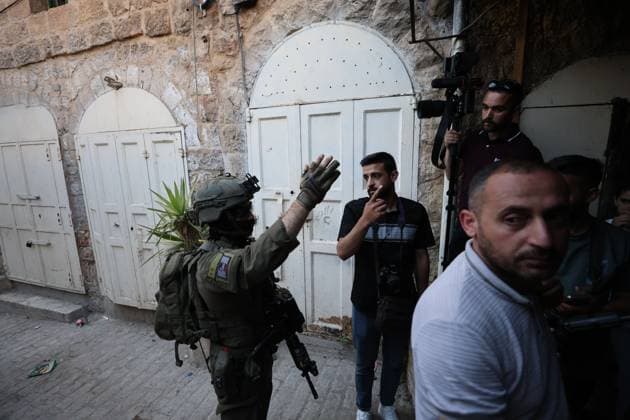 Israeli Soldiers Obstruct Journalists Covering Settler Tour in Hebron HEBRON, WEST BANK JUNE 20, 2026: Israeli soldiers obstruct journalists and activists documenting a tour by Israeli settlers in the Old City of Hebron. The tour took place under the protection of Israeli forces amid heightened security measures and restrictions in the area. Hebron Palestine, State of Copyright: x xMosabxshawerx xJNAxPressx