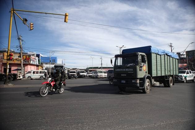 Police Clear Road Blockades Following Emergency Declaration LA PAZ, BOLIVIA JUNE 20, 2026: Law enforcement officers intervene in road blockades in La Paz, Bolivia, on June 20, 2026, following the declaration of a state of emergency by the government. Security forces were deployed to restore traffic flow and maintain public order amid ongoing disruptions affecting transportation routes. The intervention comes during a period of heightened political and social tensions in Bolivia, where road blockades have been used by protest groups to press various demands. Authorities have stated that emergency measures are intended to ensure public safety and the movement of people and goods, while critics have expressed concerns about the impact of s Copyright: x xAbadxMirandax xJNAxPressx