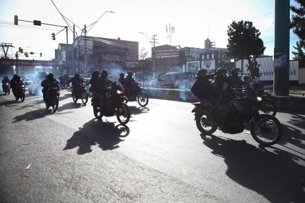 Police Clear Road Blockades Following Emergency Declaration LA PAZ, BOLIVIA JUNE 20, 2026: Law enforcement officers intervene in road blockades in La Paz, Bolivia, on June 20, 2026, following the declaration of a state of emergency by the government. Security forces were deployed to restore traffic flow and maintain public order amid ongoing disruptions affecting transportation routes. The intervention comes during a period of heightened political and social tensions in Bolivia, where road blockades have been used by protest groups to press various demands. Authorities have stated that emergency measures are intended to ensure public safety and the movement of people and goods, while critics have expressed concerns about the impact of s Copyright: x xAbadxMirandax xJNAxPressx