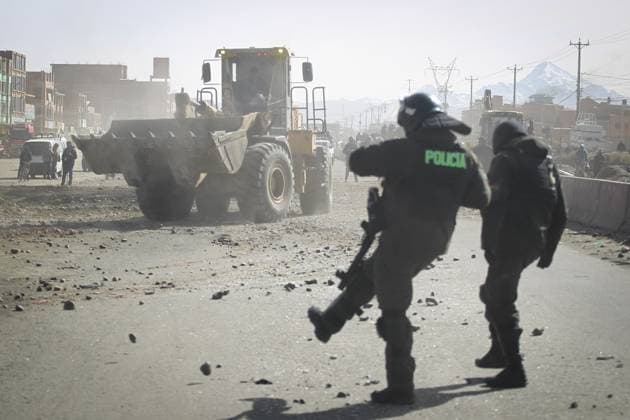 Police Clear Road Blockades Following Emergency Declaration LA PAZ, BOLIVIA JUNE 20, 2026: Law enforcement officers intervene in road blockades in La Paz, Bolivia, on June 20, 2026, following the declaration of a state of emergency by the government. Security forces were deployed to restore traffic flow and maintain public order amid ongoing disruptions affecting transportation routes. The intervention comes during a period of heightened political and social tensions in Bolivia, where road blockades have been used by protest groups to press various demands. Authorities have stated that emergency measures are intended to ensure public safety and the movement of people and goods, while critics have expressed concerns about the impact of s Copyright: x xAbadxMirandax xJNAxPressx