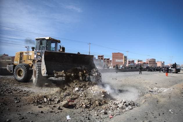 Police Clear Road Blockades Following Emergency Declaration LA PAZ, BOLIVIA JUNE 20, 2026: Law enforcement officers intervene in road blockades in La Paz, Bolivia, on June 20, 2026, following the declaration of a state of emergency by the government. Security forces were deployed to restore traffic flow and maintain public order amid ongoing disruptions affecting transportation routes. The intervention comes during a period of heightened political and social tensions in Bolivia, where road blockades have been used by protest groups to press various demands. Authorities have stated that emergency measures are intended to ensure public safety and the movement of people and goods, while critics have expressed concerns about the impact of s Copyright: x xAbadxMirandax xJNAxPressx