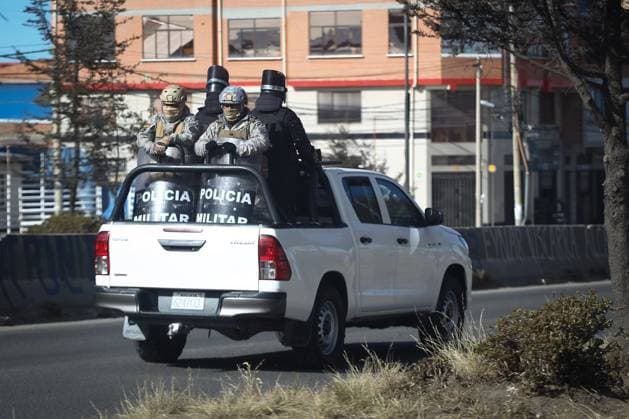 Police Clear Road Blockades Following Emergency Declaration LA PAZ, BOLIVIA JUNE 20, 2026: Law enforcement officers intervene in road blockades in La Paz, Bolivia, on June 20, 2026, following the declaration of a state of emergency by the government. Security forces were deployed to restore traffic flow and maintain public order amid ongoing disruptions affecting transportation routes. The intervention comes during a period of heightened political and social tensions in Bolivia, where road blockades have been used by protest groups to press various demands. Authorities have stated that emergency measures are intended to ensure public safety and the movement of people and goods, while critics have expressed concerns about the impact of s Copyright: x xAbadxMirandax xJNAxPressx