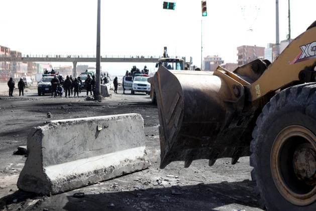 Police Clear Road Blockades Following Emergency Declaration LA PAZ, BOLIVIA JUNE 20, 2026: Law enforcement officers intervene in road blockades in La Paz, Bolivia, on June 20, 2026, following the declaration of a state of emergency by the government. Security forces were deployed to restore traffic flow and maintain public order amid ongoing disruptions affecting transportation routes. The intervention comes during a period of heightened political and social tensions in Bolivia, where road blockades have been used by protest groups to press various demands. Authorities have stated that emergency measures are intended to ensure public safety and the movement of people and goods, while critics have expressed concerns about the impact of s Copyright: x xAbadxMirandax xJNAxPressx