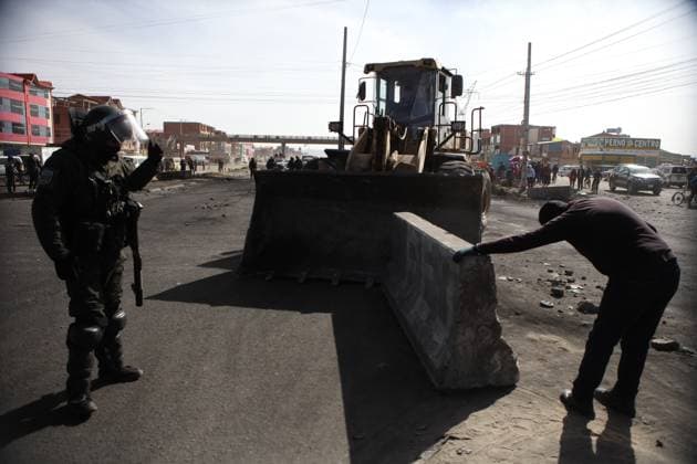 Police Clear Road Blockades Following Emergency Declaration LA PAZ, BOLIVIA JUNE 20, 2026: Law enforcement officers intervene in road blockades in La Paz, Bolivia, on June 20, 2026, following the declaration of a state of emergency by the government. Security forces were deployed to restore traffic flow and maintain public order amid ongoing disruptions affecting transportation routes. The intervention comes during a period of heightened political and social tensions in Bolivia, where road blockades have been used by protest groups to press various demands. Authorities have stated that emergency measures are intended to ensure public safety and the movement of people and goods, while critics have expressed concerns about the impact of s Copyright: x xAbadxMirandax xJNAxPressx