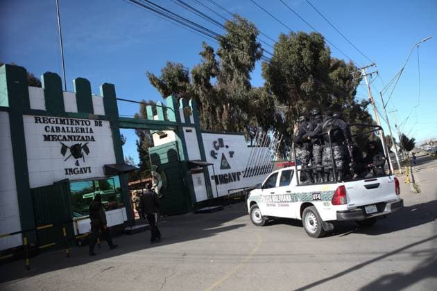 Police Clear Road Blockades Following Emergency Declaration LA PAZ, BOLIVIA JUNE 20, 2026: Law enforcement officers intervene in road blockades in La Paz, Bolivia, on June 20, 2026, following the declaration of a state of emergency by the government. Security forces were deployed to restore traffic flow and maintain public order amid ongoing disruptions affecting transportation routes. The intervention comes during a period of heightened political and social tensions in Bolivia, where road blockades have been used by protest groups to press various demands. Authorities have stated that emergency measures are intended to ensure public safety and the movement of people and goods, while critics have expressed concerns about the impact of s Copyright: x xAbadxMirandax xJNAxPressx