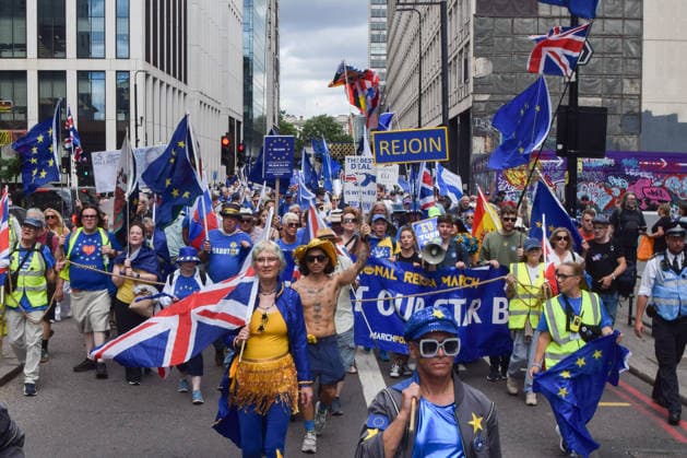 National Rejoin March on the tenth anniversary of the Brexit referendum in London, UK - 20 Jun 2026 Protesters pass near Waterloo station with EU flags and pro-EU placards during the National Rejoin March, calling on the UK government to rejoin the European Union on the tenth anniversary of the Brexit referendum. London United Kingdom Copyright: xVukxValcicx xSOPAxImagesx VukValcicNationalRejoinMarch200626_62
