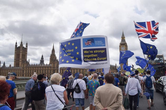 National Rejoin March on the tenth anniversary of the Brexit referendum in London, UK - 20 Jun 2026 Protesters pass across Westminster Bridge with a pro-EU banner during the National Rejoin March, calling on the UK government to rejoin the European Union on the tenth anniversary of the Brexit referendum. London United Kingdom Copyright: xVukxValcicx xSOPAxImagesx VukValcicNationalRejoinMarch200626_71