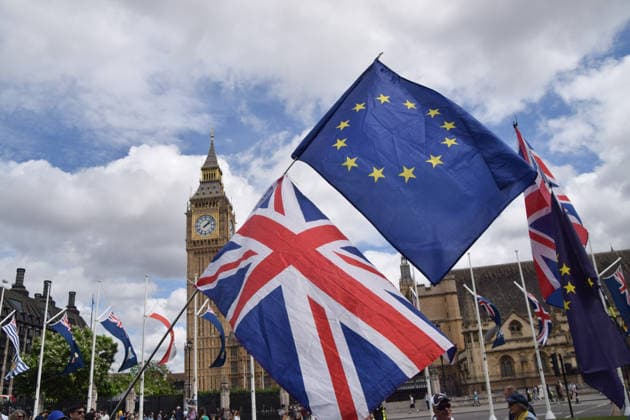 National Rejoin March on the tenth anniversary of the Brexit referendum in London, UK - 20 Jun 2026 A protester holds a Union Jack and an EU flag in Parliament Square during the National Rejoin March, calling on the UK government to rejoin the European Union on the tenth anniversary of the Brexit referendum. London United Kingdom Copyright: xVukxValcicx xSOPAxImagesx VukValcicNationalRejoinMarch200626_79