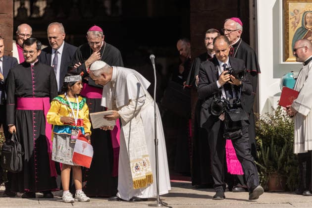 Pope Leo XIV visits Pavia PAVIA, ITALY - JUNE 20: Pope Leo XIV receives gifts from children and greets them along with the South American community in the square in front of the Cathedral in Pavia, Italy, on June 20, 2026. The last Pope to visit the city of Pavia was Pope Benedict XVI, in April 2007. Andrea Carrubba Anadolu Pavia Italy. Editorial use only. Please get in touch for any other usage.  Copyright: x2026xAnadoluxAndreaxCarrubbax