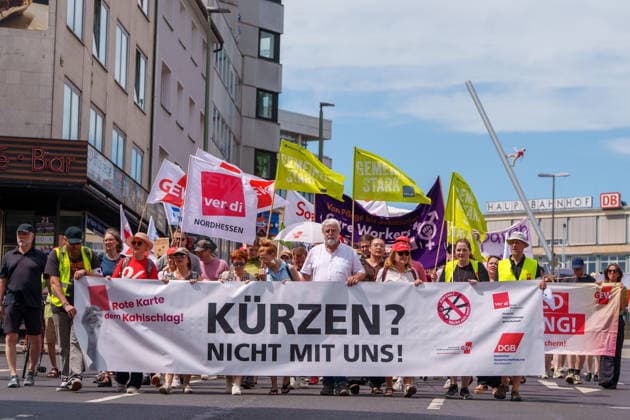 Trade Unions Protest Against Social Spending Cuts Germany - Kassel, 20.06.2026 Participants march through Kassel during a trade union demonstration against proposed social spending cuts. The rally, organised under the slogan Kürzen nicht mit uns? ( Cuts? Not on us! ), began at Kassel Central Station and concluded with speeches at Königsplatz. Demonstrators called for increased public investment and warned against reductions in welfare, healthcare and education funding. The protest was supported by the German Trade Union Confederation (DGB), the United Services Union (ver.di) and the Education and Science Workers Union (GEW), alongside local activists and workers. Hesse