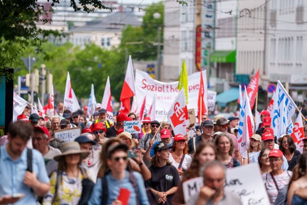 Trade Unions Protest Against Social Spending Cuts Germany - Kassel, 20.06.2026 Participants march through Kassel during a trade union demonstration against proposed social spending cuts. The rally, organised under the slogan Kürzen nicht mit uns? ( Cuts? Not on us! ), began at Kassel Central Station and concluded with speeches at Königsplatz. Demonstrators called for increased public investment and warned against reductions in welfare, healthcare and education funding. The protest was supported by the German Trade Union Confederation (DGB), the United Services Union (ver.di) and the Education and Science Workers Union (GEW), alongside local activists and workers. Hesse