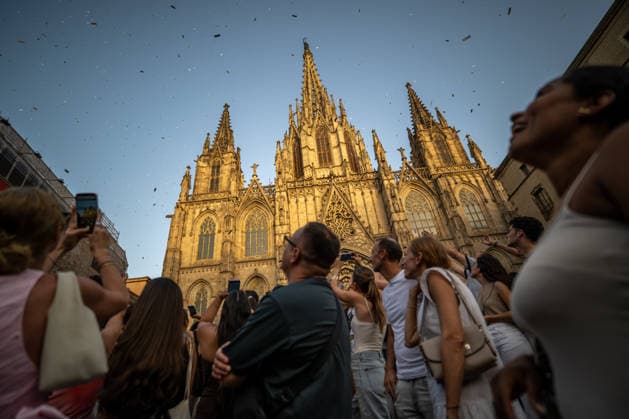 Barcelona celebrates the 50th anniversary of the end of the dictatorship with a poem bombardment over the Cathedral. Dozens of people took part in the poem bombardment event to celebrate the 50th anniversary of the end of the dictatorship, near the Cathedral on June 20, 2026, in Barcelona, Catalonia, Spain. A helicopter will drop 100,000 poems in the form of bookmarks, which people will be able to pick up from the ground. The event is conceived as a symbolic and pacifist action to transform a space historically associated with fascist bombings during the Civil War into a place of culture and remembrance. JUNE 20, 2026 Lorena Sopê Barcelona, Catalonia Barcelona, Catalonia, Spain,detected_source_language  Copyright: xLorenaxSopÃªnax 7612035