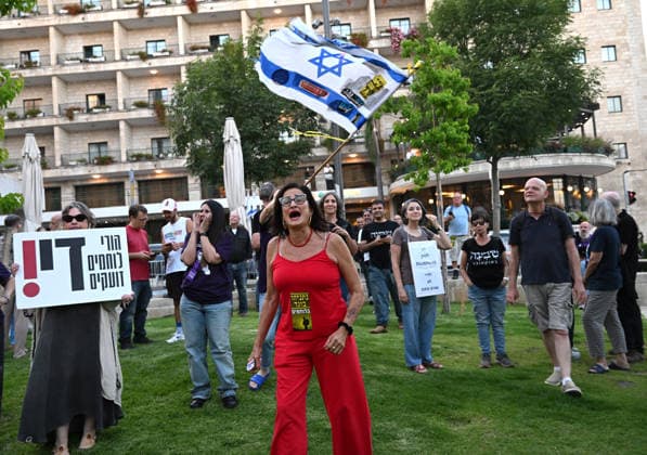 Parents of combat soldiers call on Israeli Prime Minister Benjamin Netanyahu to stop the wars during a protest near his residence in Jerusalem on Saturday, June 20, 2026. U.S. President Donald Trump has called on Prime Minister Netanyahu to stop the military strikes in Lebanon.  JER2026062012 DEBBIExHILL