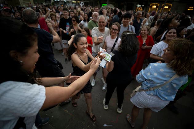 Barcelona celebrates the 50th anniversary of the end of the dictatorship with a poem bombardment over the Cathedral. Dozens of people took part in the poem bombardment event to celebrate the 50th anniversary of the end of the dictatorship, near the Cathedral on June 20, 2026, in Barcelona, Catalonia, Spain. A helicopter will drop 100,000 poems in the form of bookmarks, which people will be able to pick up from the ground. The event is conceived as a symbolic and pacifist action to transform a space historically associated with fascist bombings during the Civil War into a place of culture and remembrance. JUNE 20, 2026 Lorena Sopê Barcelona, Catalonia Barcelona, Catalonia, Spain,detected_source_language  Copyright: xLorenaxSopÃªnax 7612354