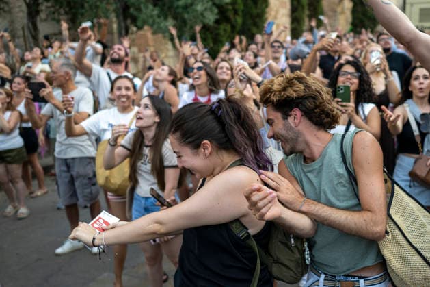 Barcelona celebrates the 50th anniversary of the end of the dictatorship with a poem bombardment over the Cathedral. Dozens of people took part in the poem bombardment event to celebrate the 50th anniversary of the end of the dictatorship, near the Cathedral on June 20, 2026, in Barcelona, Catalonia, Spain. A helicopter will drop 100,000 poems in the form of bookmarks, which people will be able to pick up from the ground. The event is conceived as a symbolic and pacifist action to transform a space historically associated with fascist bombings during the Civil War into a place of culture and remembrance. JUNE 20, 2026 Lorena Sopê Barcelona, Catalonia Barcelona, Catalonia, Spain,detected_source_language  Copyright: xLorenaxSopÃªnax 7612357