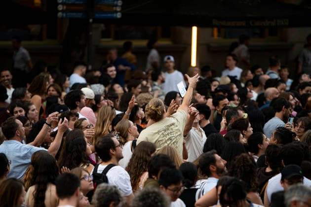 Barcelona celebrates the 50th anniversary of the end of the dictatorship with a poem bombardment over the Cathedral. Dozens of people took part in the poem bombardment event to celebrate the 50th anniversary of the end of the dictatorship, near the Cathedral on June 20, 2026, in Barcelona, Catalonia, Spain. A helicopter will drop 100,000 poems in the form of bookmarks, which people will be able to pick up from the ground. The event is conceived as a symbolic and pacifist action to transform a space historically associated with fascist bombings during the Civil War into a place of culture and remembrance. JUNE 20, 2026 Lorena Sopê Barcelona, Catalonia Barcelona, Catalonia, Spain,detected_source_language  Copyright: xLorenaxSopÃªnax 7612359