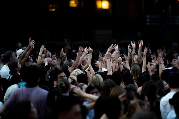 Barcelona celebrates the 50th anniversary of the end of the dictatorship with a poem bombardment over the Cathedral. Dozens of people took part in the poem bombardment event to celebrate the 50th anniversary of the end of the dictatorship, near the Cathedral on June 20, 2026, in Barcelona, Catalonia, Spain. A helicopter will drop 100,000 poems in the form of bookmarks, which people will be able to pick up from the ground. The event is conceived as a symbolic and pacifist action to transform a space historically associated with fascist bombings during the Civil War into a place of culture and remembrance. JUNE 20, 2026 Lorena Sopê Barcelona, Catalonia Barcelona, Catalonia, Spain,detected_source_language  Copyright: xLorenaxSopÃªnax 7612360