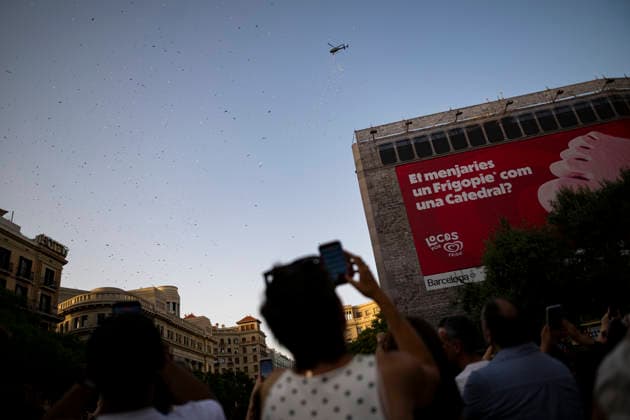 Barcelona celebrates the 50th anniversary of the end of the dictatorship with a poem bombardment over the Cathedral. A helicopter drops poems during the poem bombardment event to celebrate the 50th anniversary of the end of the dictatorship, near the Cathedral on June 20, 2026, in Barcelona, Catalonia, Spain. A helicopter will drop 100,000 poems in the form of bookmarks, which people can pick up off the ground. The event is intended as a symbolic and pacifist act to transform a space historically associated with fascist bombings during the Civil War into a place of culture and remembrance. JUNE 20, 2026 Lorena Sopê Barcelona, Catalonia Barcelona, Catalonia, Spain,detected_source_language  Copyright: xLorenaxSopÃªnax 7612350